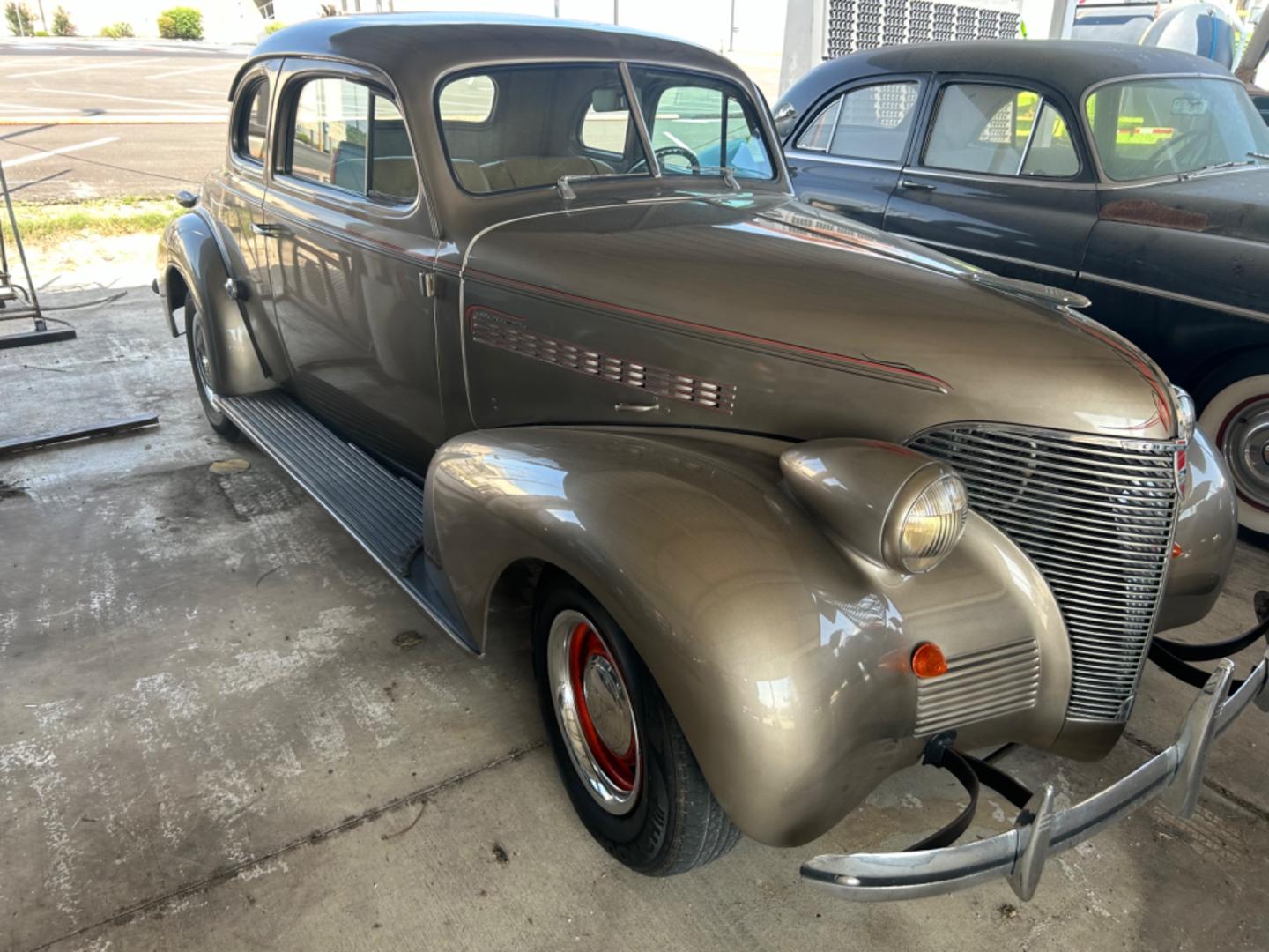 1939 Pewter /Tan Chevrolet Master 85 (21JB0524722) with an 350 V8 Chevrolet engine, Automatic transmission, located at 1687 Business 35 S, New Braunfels, TX, 78130, (830) 625-7159, 29.655487, -98.051491 - Photo#3